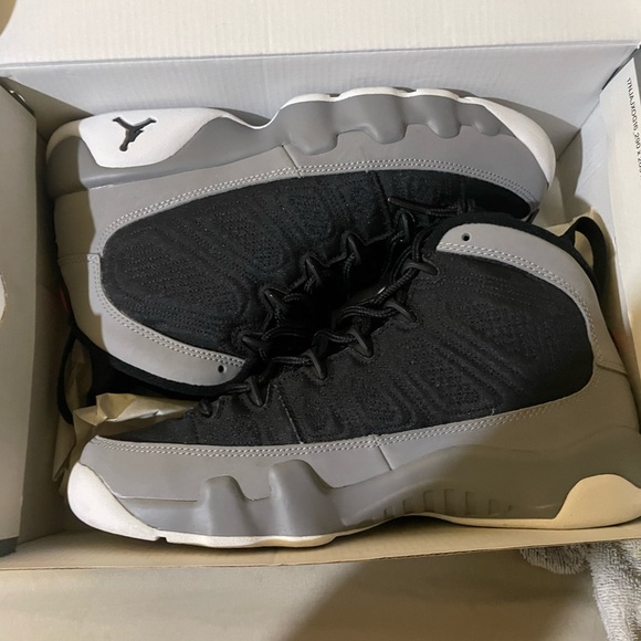 Jordan 9 Retro
Particle Grey - Picture 2 of 2